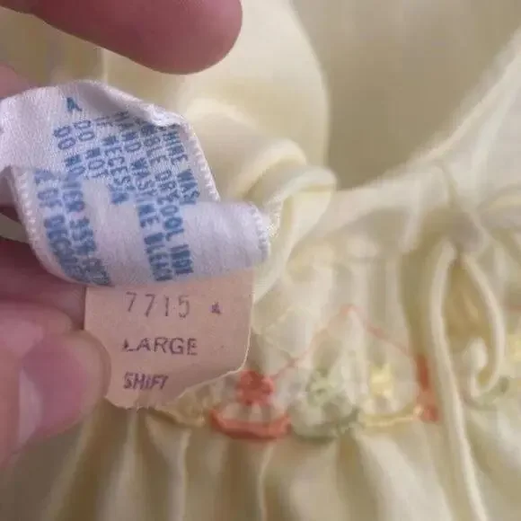 ✅Vintage 1960s Yellow V Neck Embroidered Sleeveless Nightgown Pajama Lingerie